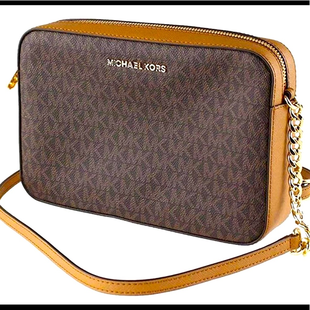 Small Michael Kors crossbody purse. Used a few times only. Looks practically new